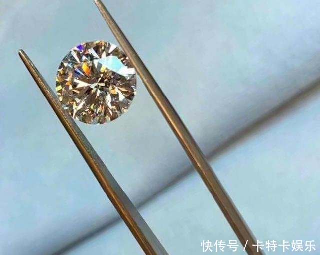 向佐郭碧婷订婚后首晒合照,向太晒5.03克拉独