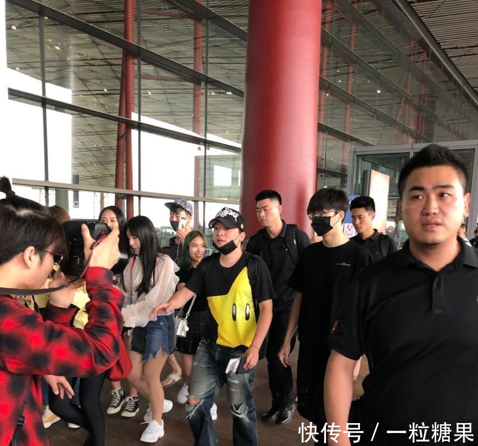 娱乐圈真能让人快速成长 18岁的陈立农出行被