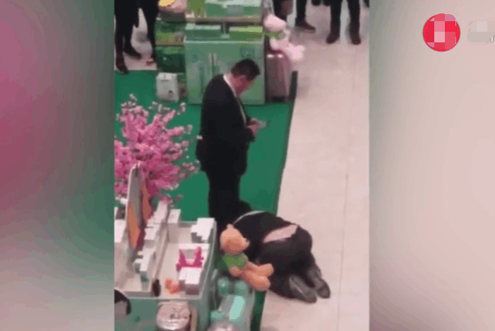 实拍: 商场保安没收扫码枪 快递员数次下跪苦求