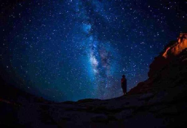 静谧的夜、仰望那繁星满天的夜空!静静的看着