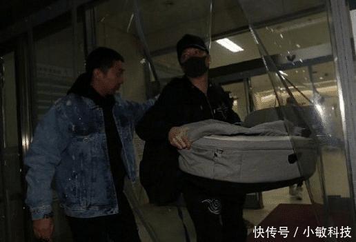 赵丽颖产后出院,冯绍峰全程用身体护送,撒红包