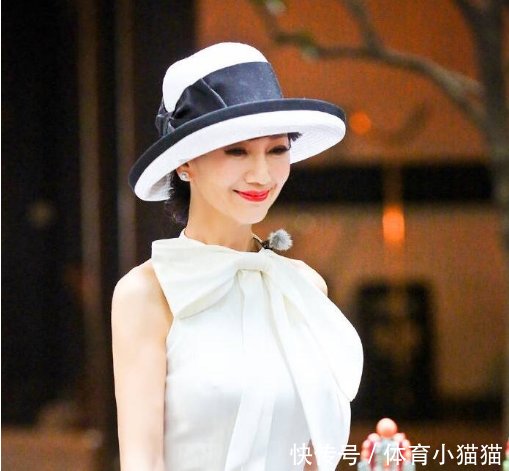 64岁赵雅芝新发型惊艳,空气刘海扎马尾美回18