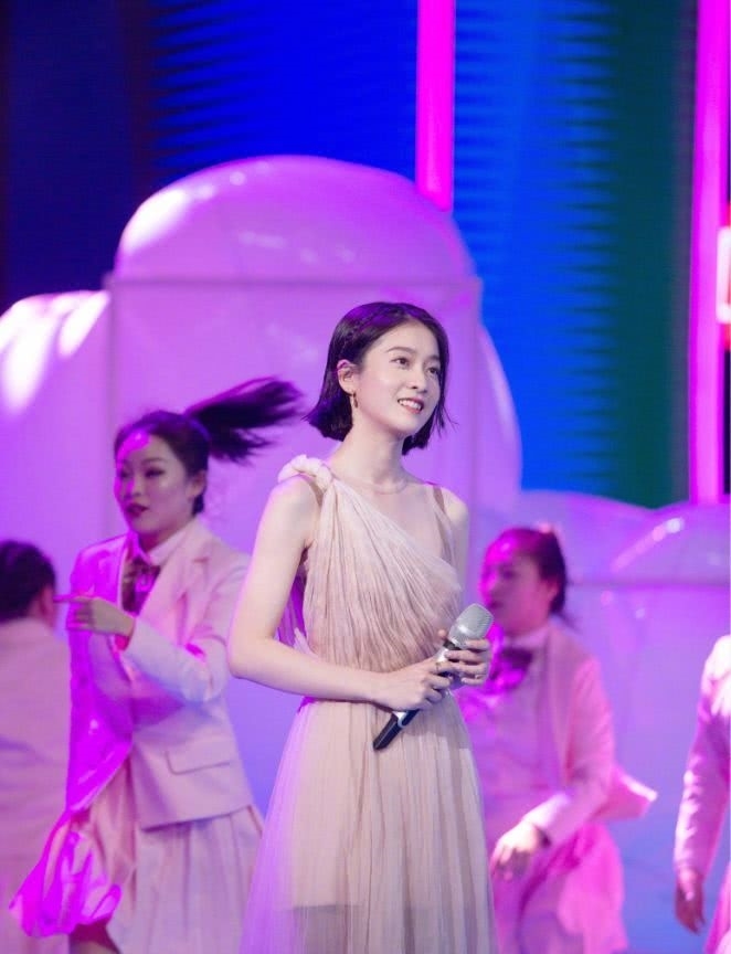 湖南卫视《五四青年晚会》谁更惊艳?杨紫甜美