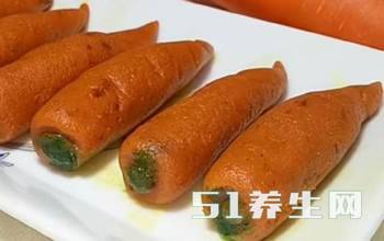 婆婆把一盘\"胡萝卜\"端上桌,没多久,老公自己吃了一盘