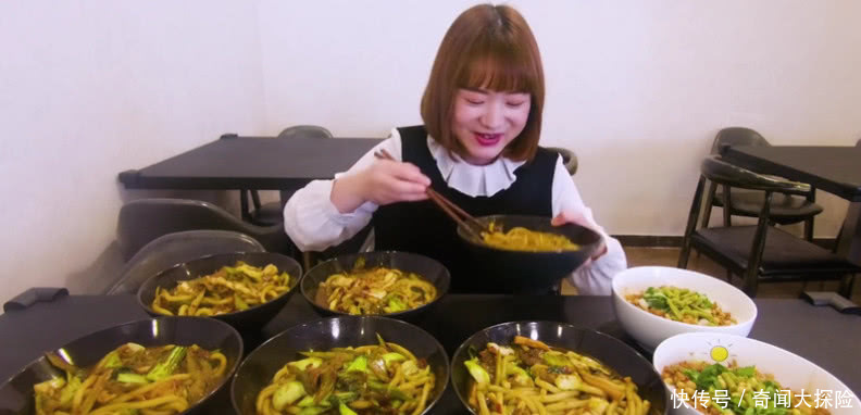 大胃王余多多吃八大碗新疆炒米粉,牛肉的鸡肉