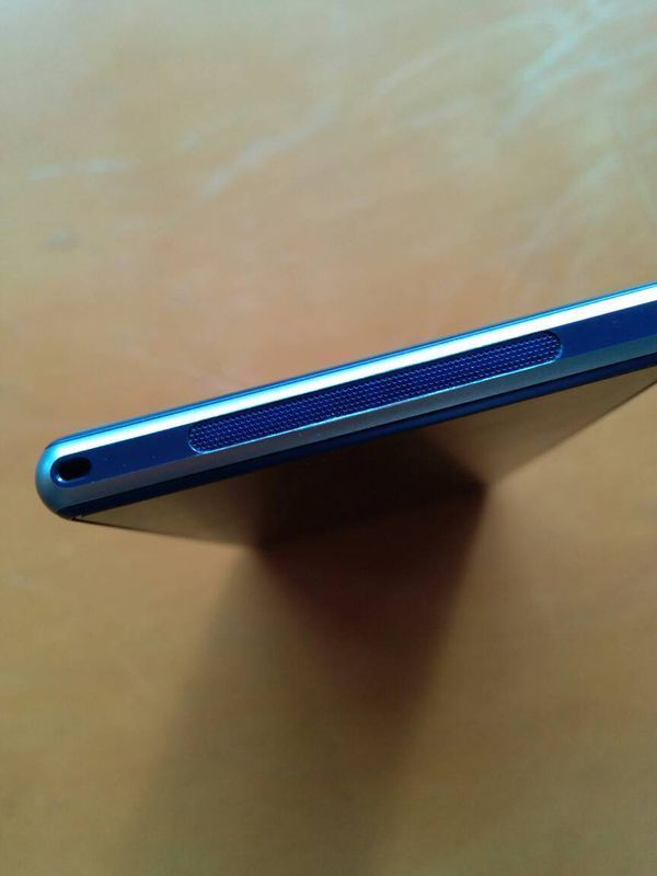 索尼z1底部扬声器网周围的金属边原来是紫色的