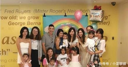 贾静雯带咘咘参加好友生日会,打扮的像少女,咘