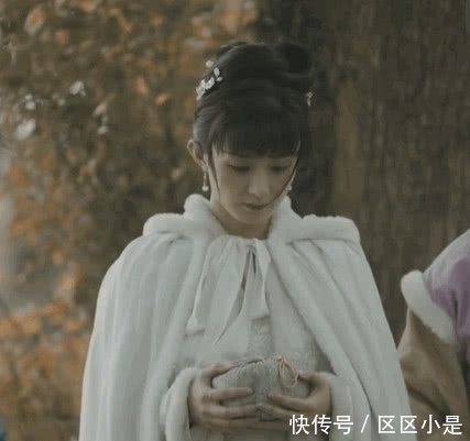 女星斗篷装,赵丽颖呆萌,杨幂娇俏,却都输给她