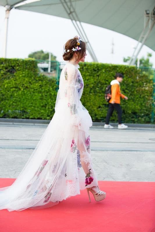 冯提莫身高全靠高跟鞋,还学范冰冰穿仙气裙真