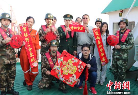 春节:福州边检站官兵为节日坚守岗位的船员们送祝福