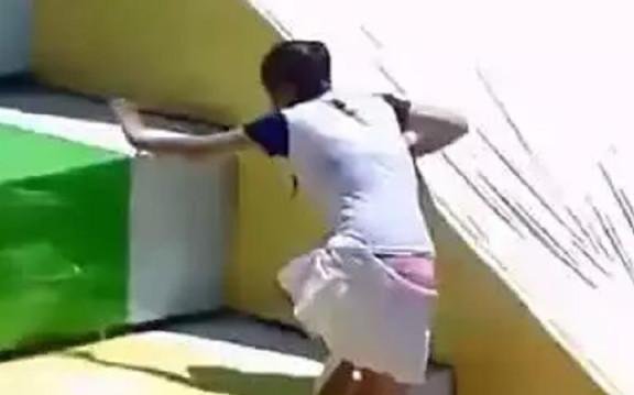 本以为闯关节目中最尴尬的时掉抹胸,没想到这