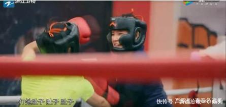 谢依霖在综艺节目中练拳击时,为护肚子被发现