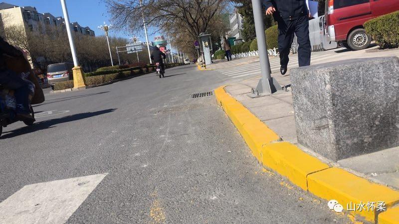 马路牙子上的黄线是禁停线