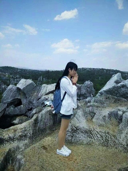 问一下图中女孩子是否穿了肉丝?了低头对视女生图片