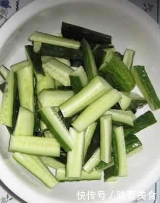 怎么腌酱黄瓜又脆又绿窍门 t014e9433f2795291c2.jpg