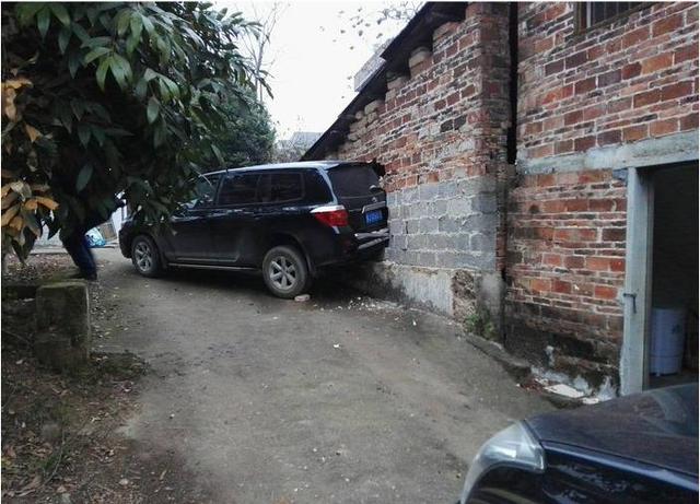 车太大惹的祸,新提汉兰达回农村,倒车一脚油门将自家撞出个大洞