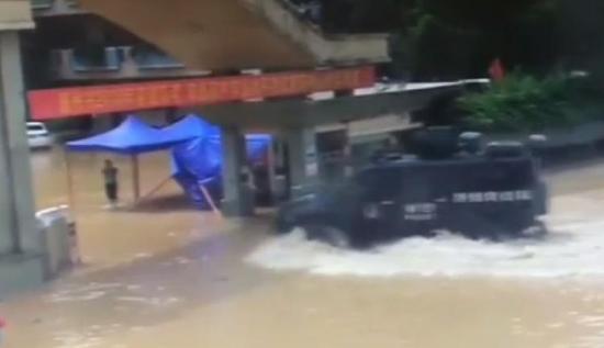 广州的雨有多大?白云机场被暴雨覆盖变\＂码头\＂了