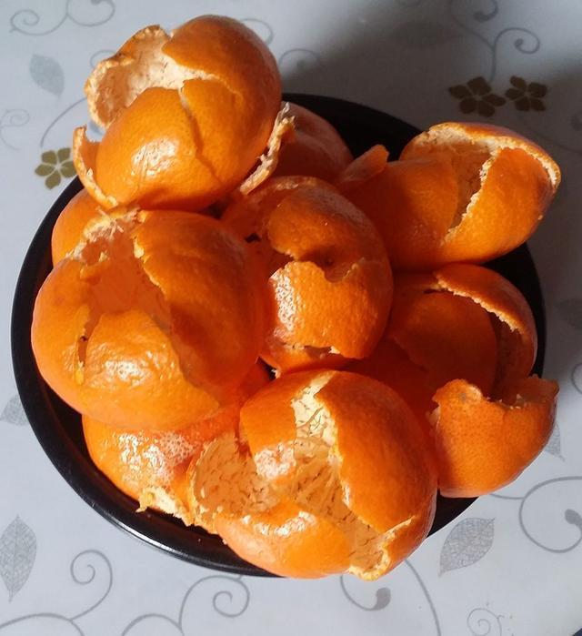 橘子皮别再扔了,每天用它煮水泡脚,3个好处不