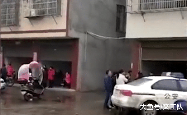 12岁男孩20多刀砍死妈妈, 被查时竟称: 不是我