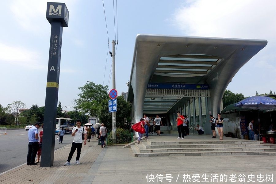 武昌火车站地铁出口路标指错路乘客多走冤枉路