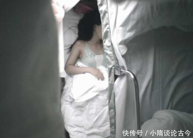 姑娘卧铺睡觉太豪放,上铺小伙不敢睡觉,无奈只能找乘警帮忙!