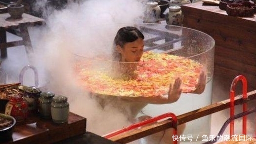 明星在拍洗澡的场景时,原来都是这样拍出来的