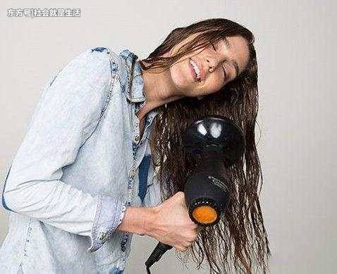 38岁母亲吹完头发忘收吹风机 外出时接到老公