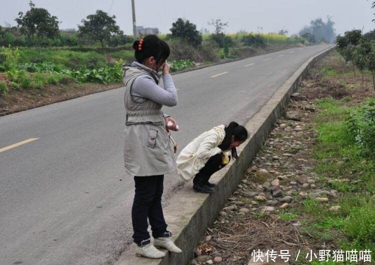 女子下班臭水沟发现“尸体”，报警捞起后吐了，网友：不值得同情