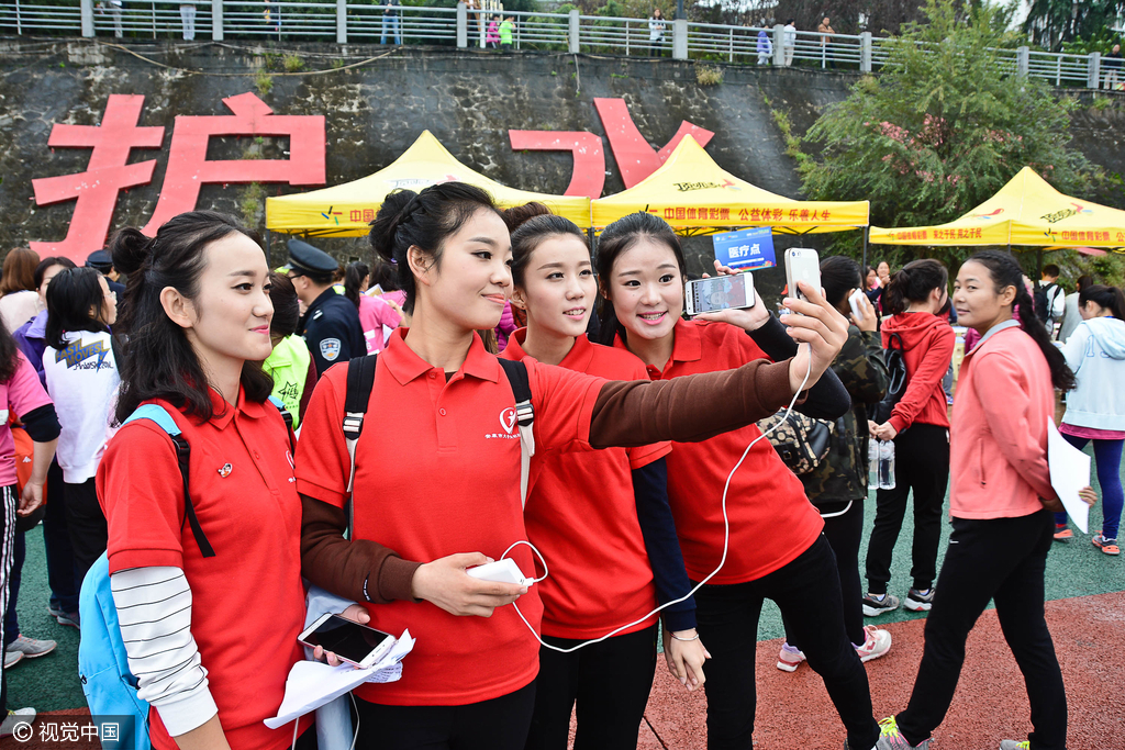 安康网红女大学生直播马拉松高颜值引众人围观