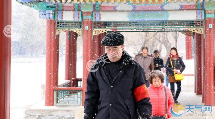河北承德突降大雪 天地间白茫茫一片