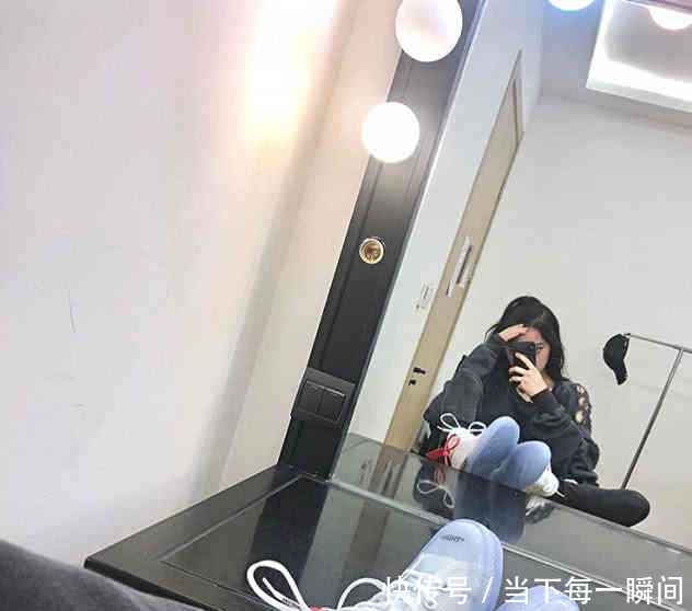 欧阳娜娜又出来炫富,脚上这双鞋有钱也买不到