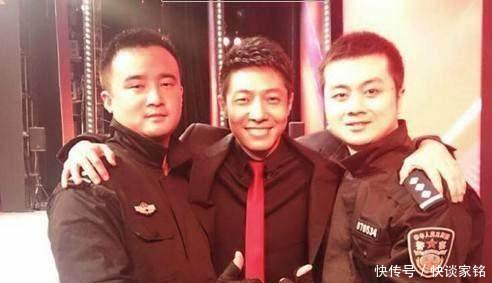 同样跟警察合影,手放的姿态,马云姚明和撒贝宁