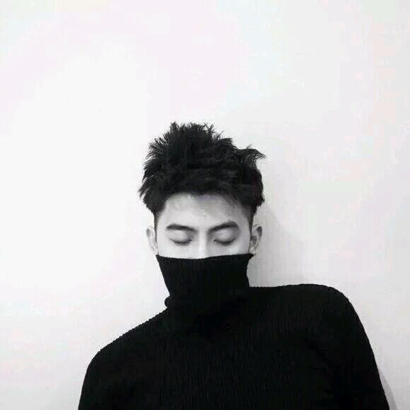 一个女人,看起来穿着高领子黑毛衣,差不多是半