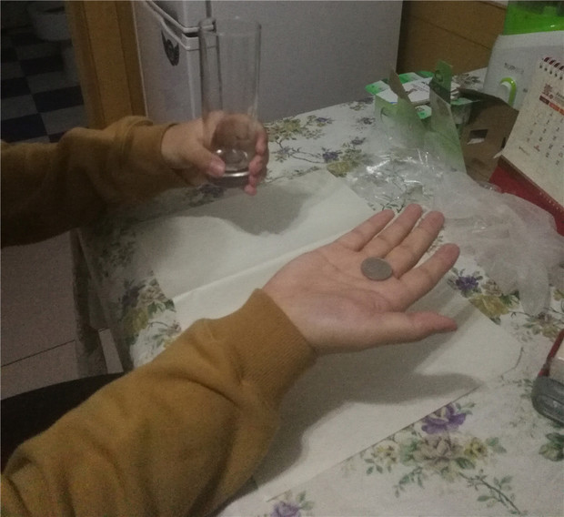 魔术教学超简单的硬币穿玻璃杯