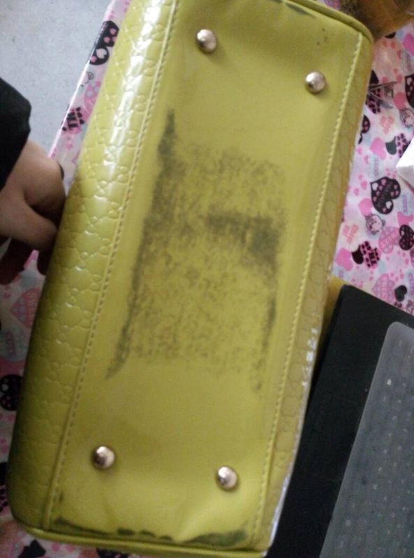 怎么去掉皮包上的脏东西,求回答,谢谢_360问答