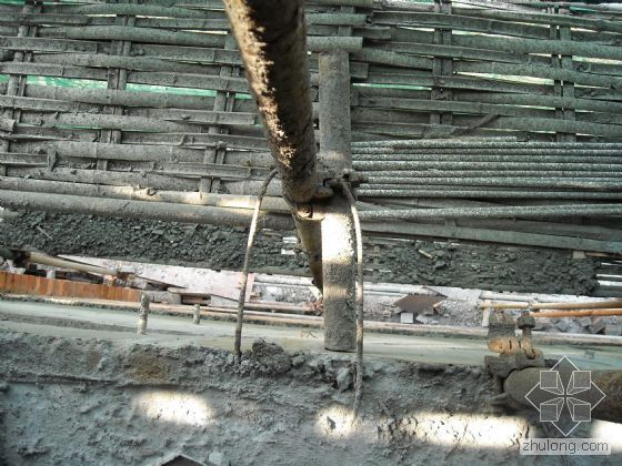 采用钢管,扣件或预埋件组成的连墙件为刚性连墙件,采用钢筋作拉筋构成