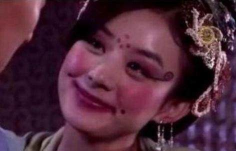 赵丽颖、迪丽热巴自毁形象很夸张，但她们都比不过一丑成名的她