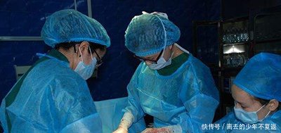 二胎准妈妈腹痛难忍,送到医院后,在场医生被当