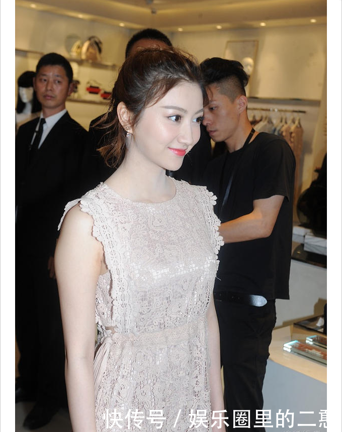 景甜脸圆润似满月红唇 梳蝎子辫穿蕾丝裙凸显