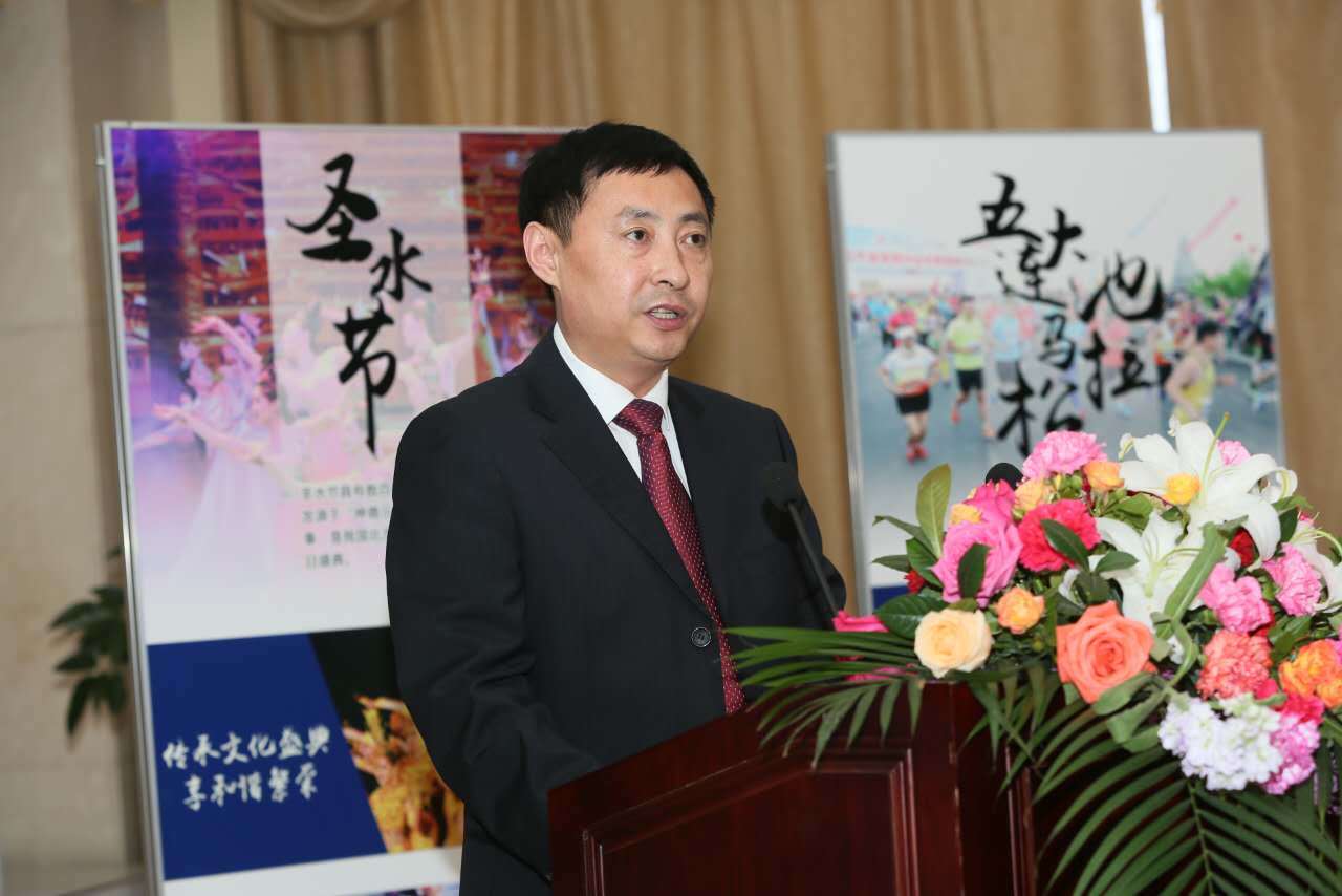 五大连池风景名胜区自然保护区党委书记,主任侯明向甲继海颁发聘任
