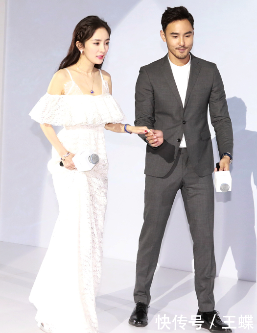 杨幂穿白裙秀香肩,大笑露牙龈。