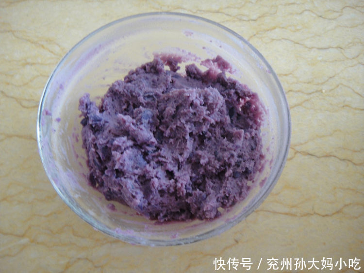 芝麻粉怎么做成圆 t01581e5b4f22bc0b30.jpg