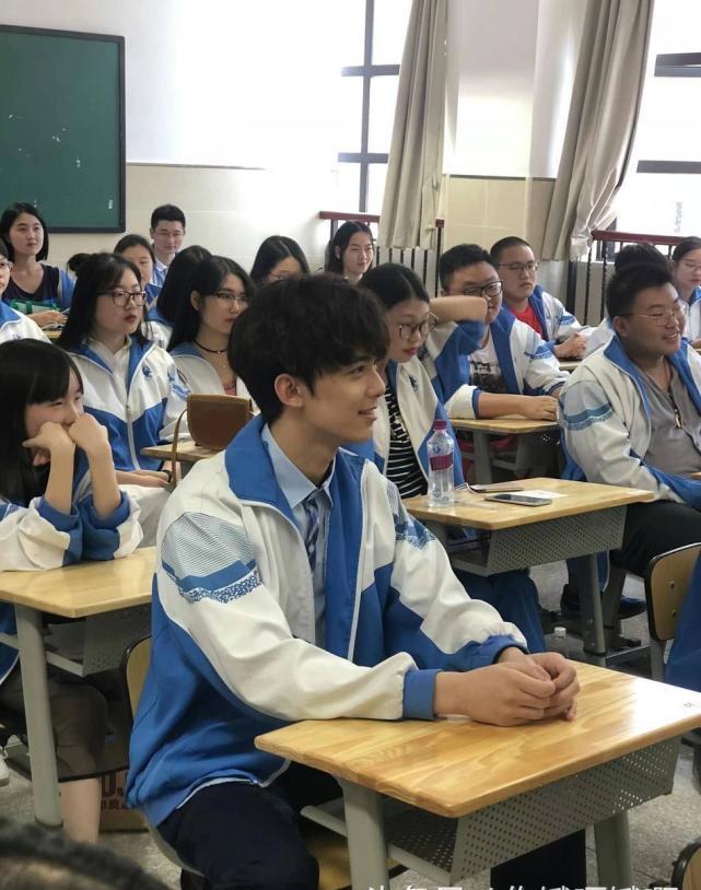 吴磊回学校拍毕业照 根本就是偶像剧的画风 电