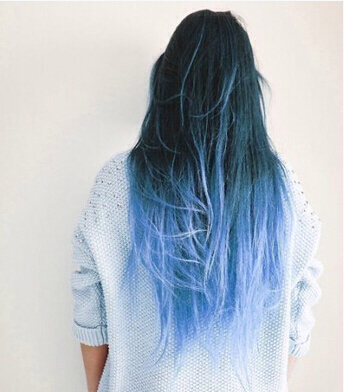 想要染蓝色或紫色的渐变色头发,可以一次过在