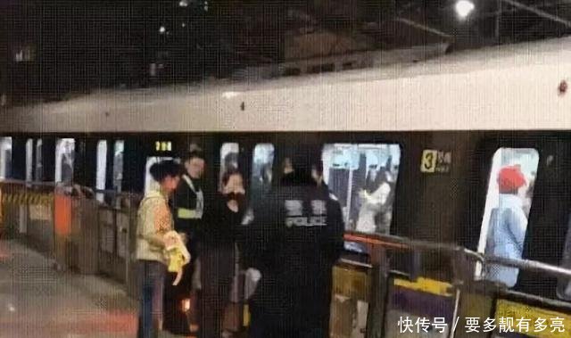 上海地铁3号线一乘客擅自违规翻越电动安全门