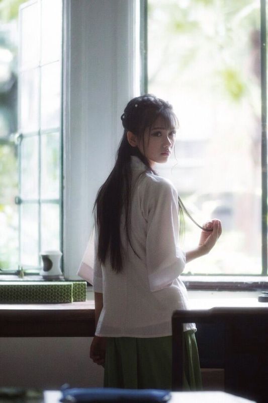 请问这个女孩子是谁?是不是谭湘君啊?有点像