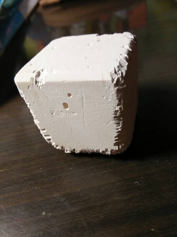 我用的小盒子养的仓鼠,磨牙石放里面,它啃,可也