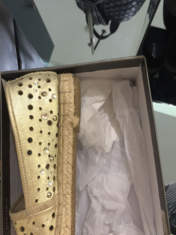 思加图的鞋子买了不到一个月开胶了,这种情况