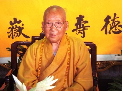 现在是纽约中华佛教会会长,住持法王寺,慈航精舍等道场的妙峰法师