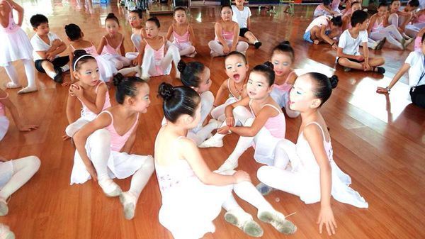 有没有孩子在鄂州舞林汇里面的培训拉丁舞的图